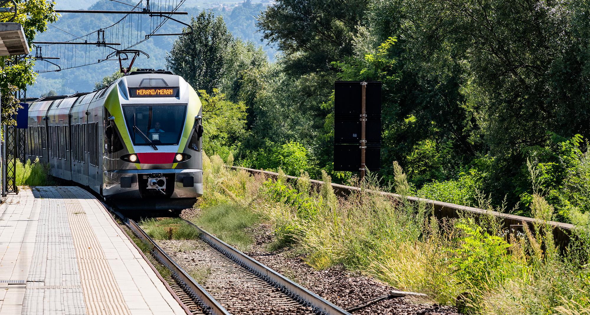 Zug fährt im Bahnhof ein